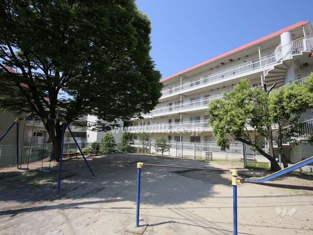 敷地北側に隣接して小さな公園『苦楽園児童遊園』があります。