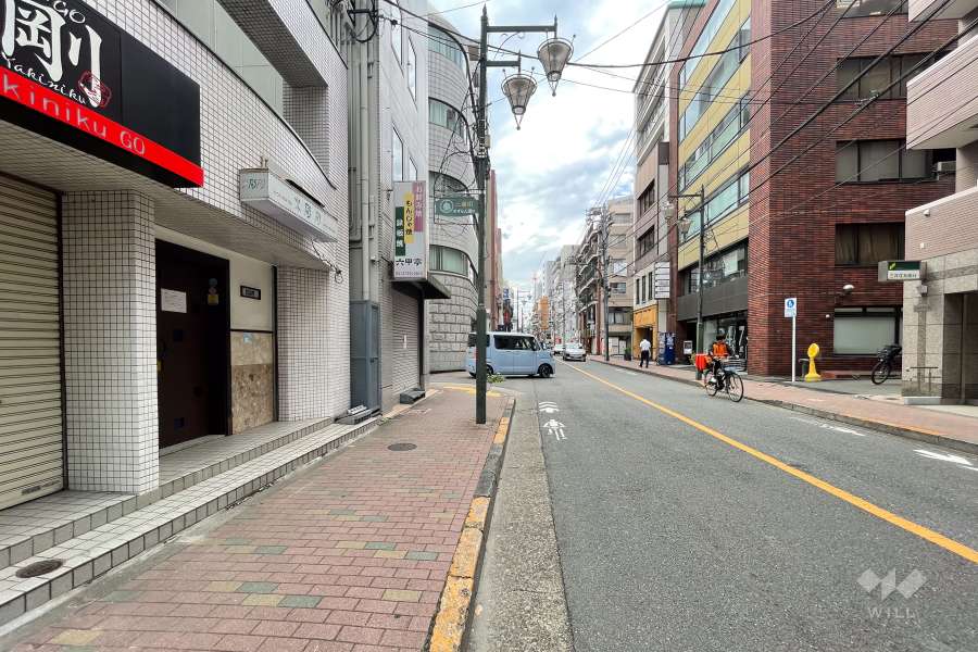 敷地北側の前面道路（東側から）