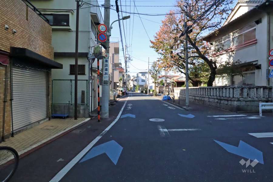 敷地北側の前面道路（東側から）