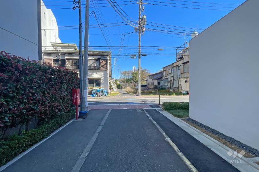 敷地南側の前面道路（西側から）