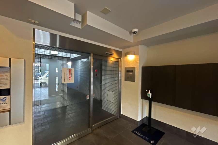 エントランスはオートロック付きです。