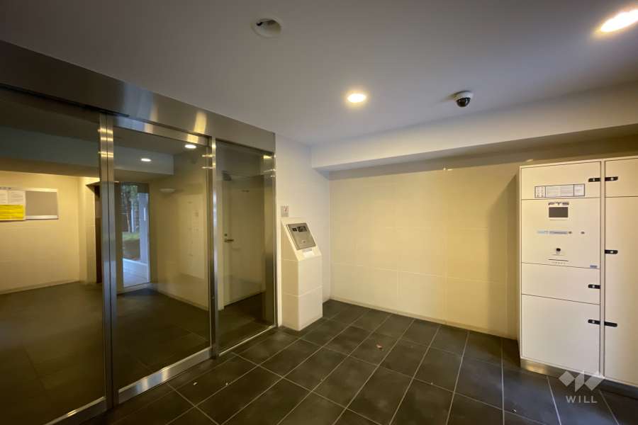 エントランスはオートロックと宅配ボックス付きです。