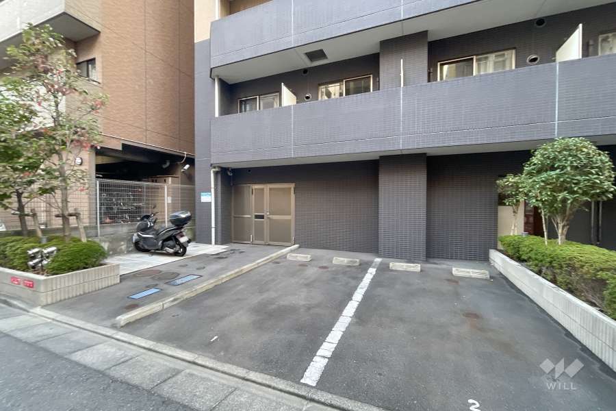 敷地内駐車場（屋外平面式）とバイク置き場