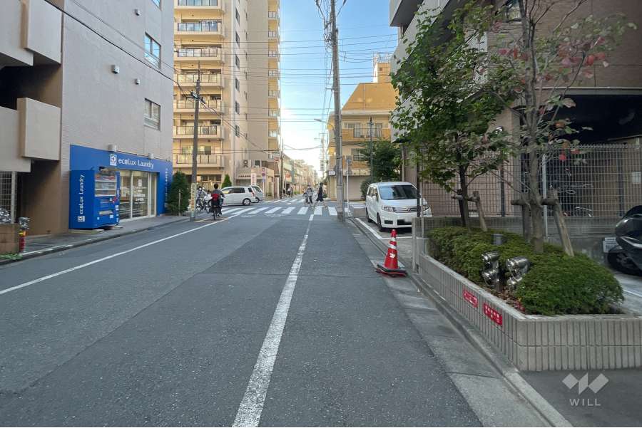 敷地南側の前面道路（東側から）