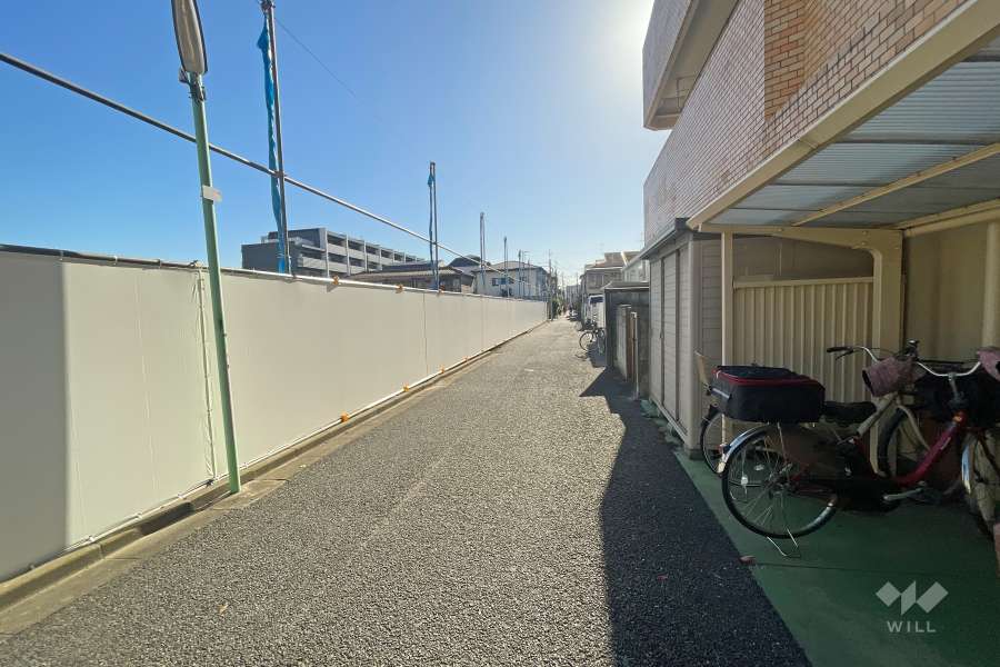 敷地東側の前面道路（北側から）