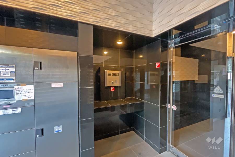 エントランスはオートロック・宅配ボックス付きです。