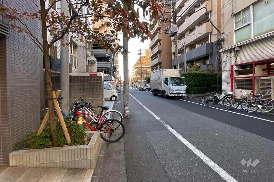 敷地南側の前面道路（東側から）