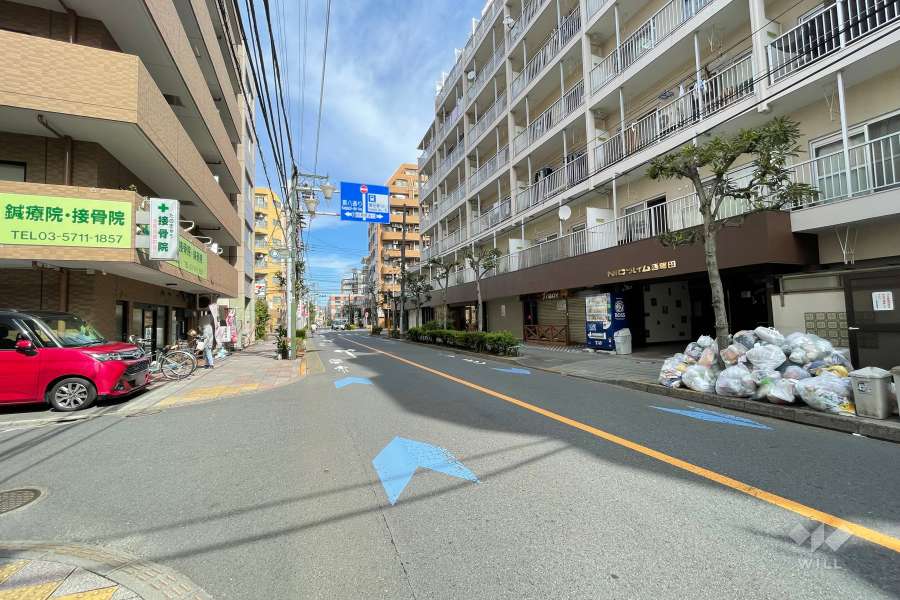 敷地西側の前面道路（南側から）