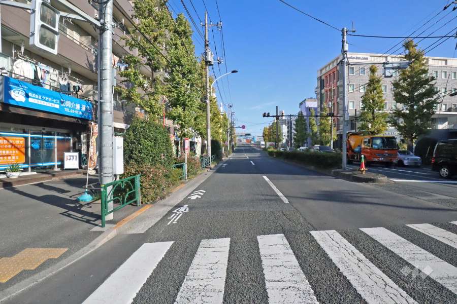 敷地南側の前面道路は環八通りです（西側から）。