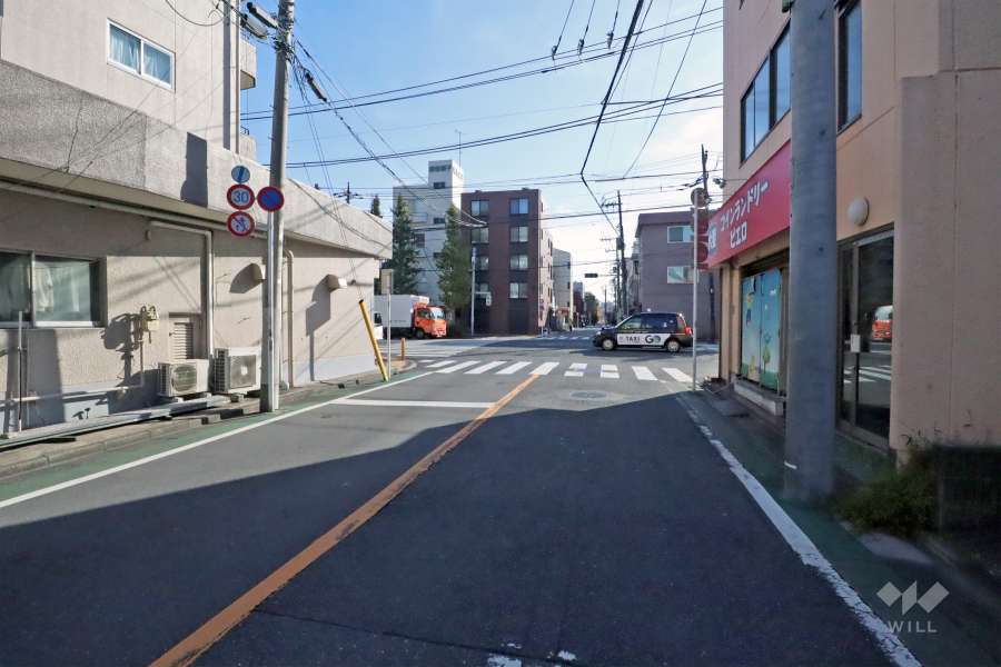 敷地西側の前面道路（北側から）