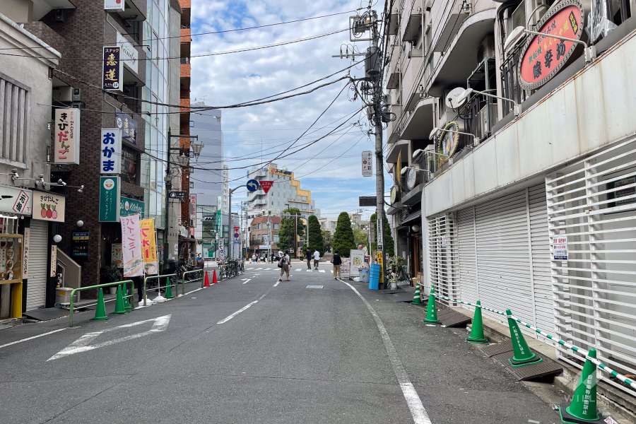 敷地の南西側前面道路（南東側から）