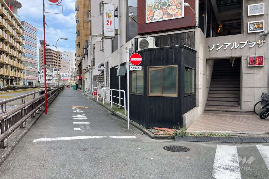 敷地の北側前面道路（西側から）