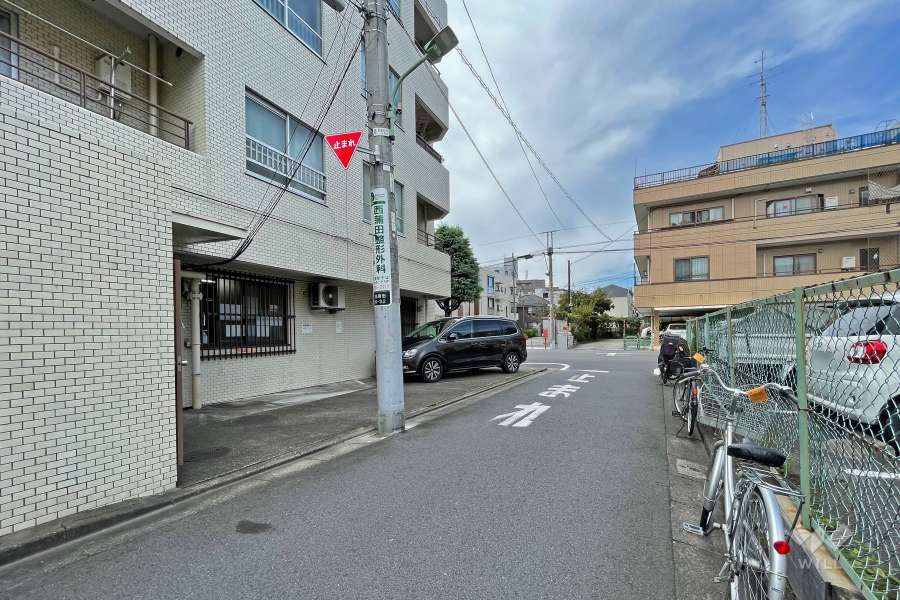 敷地の北側前面道路（東側から）