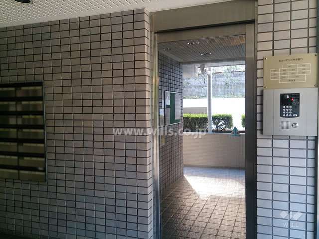 エントランスはオートロック付きです。