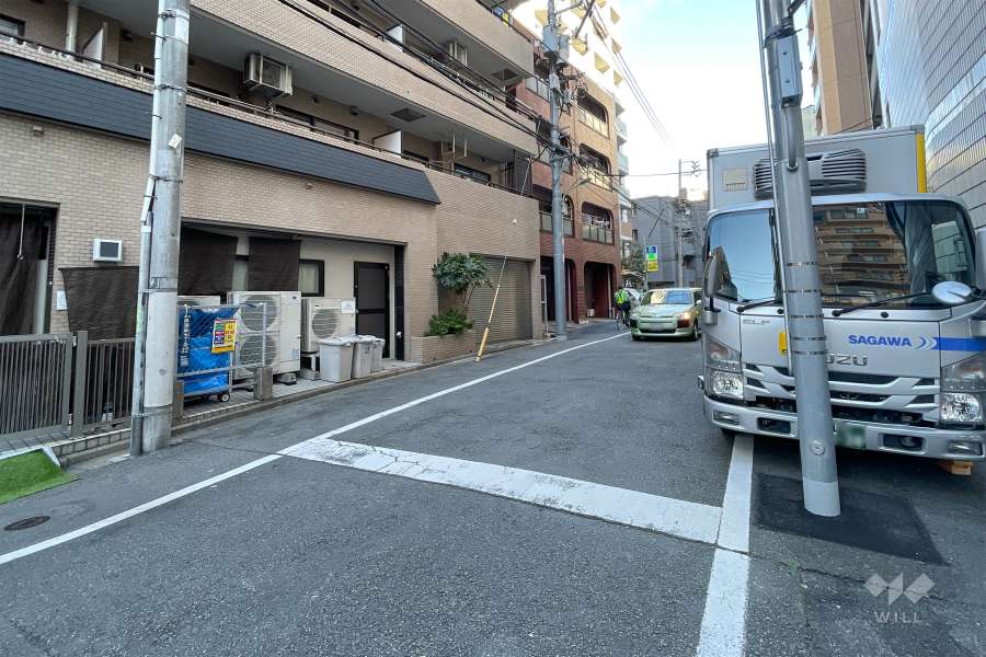 敷地南側の前面道路（西側から）