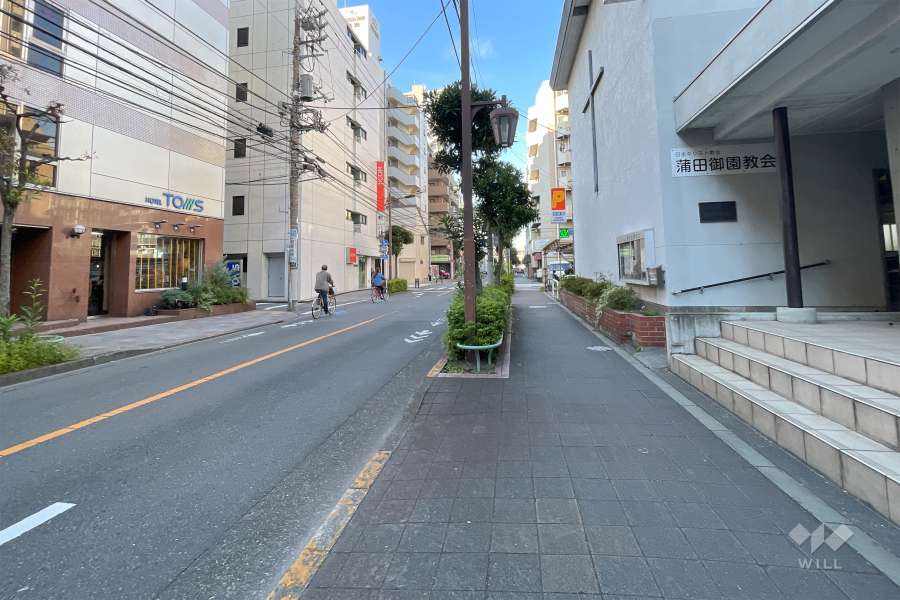 敷地西側の前面道路（南側から）