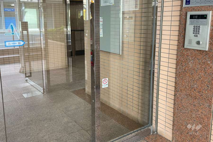 エントランスはオートロック付きです。