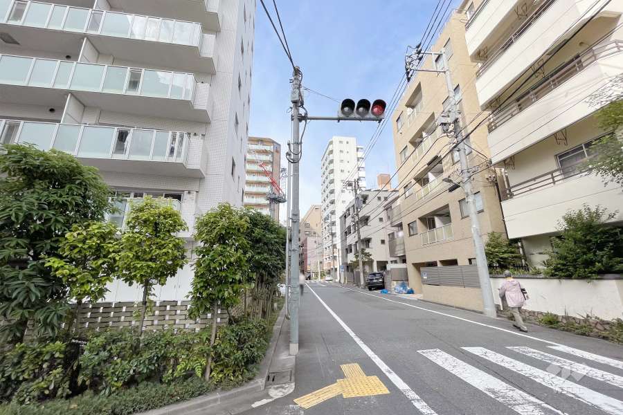 敷地北側の前面道路（東側から）