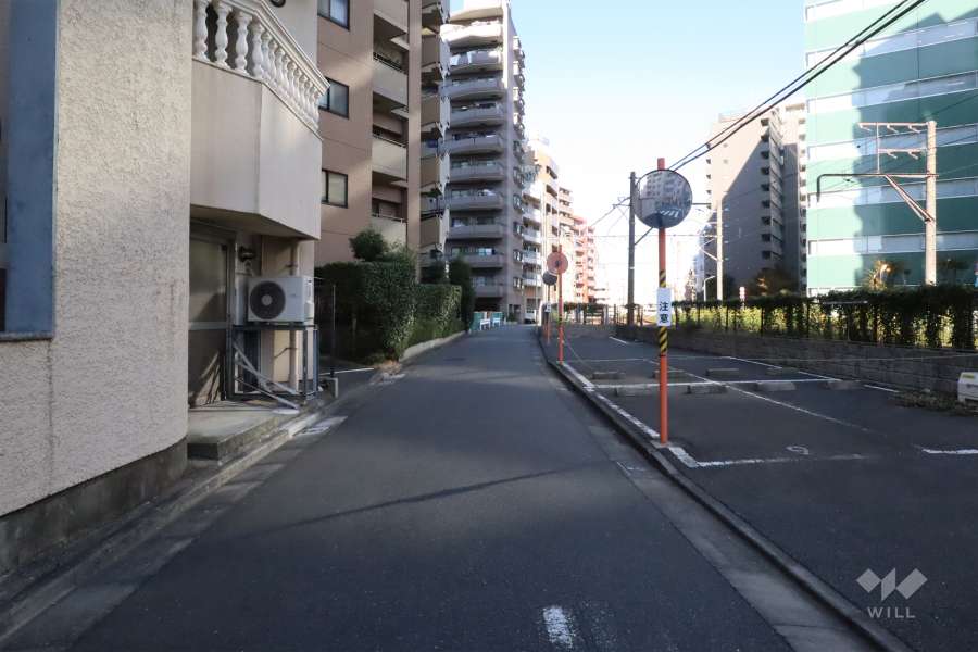 敷地北東側の前面道路（南東側から）