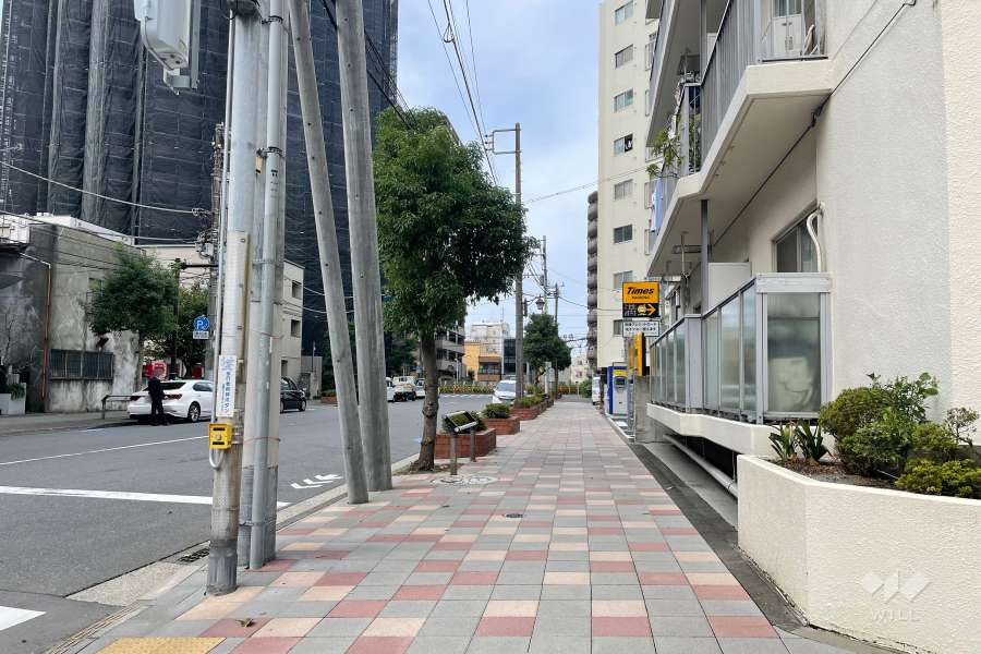 敷地南側の前面道路（東側から）