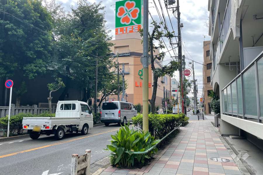 敷地東側の前面道路（北側から）