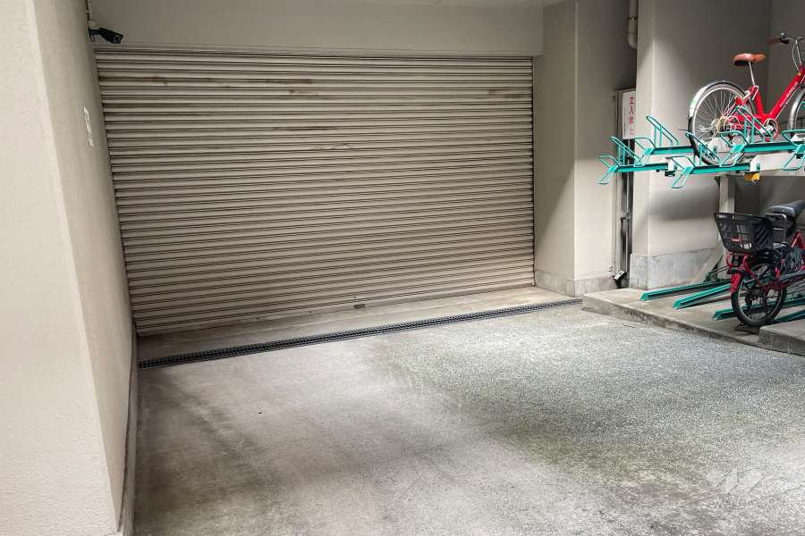 駐車場の出入り口（リングシャッター付き）