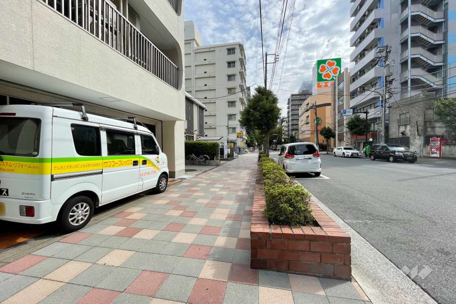 敷地南側の前面道路（西側から）