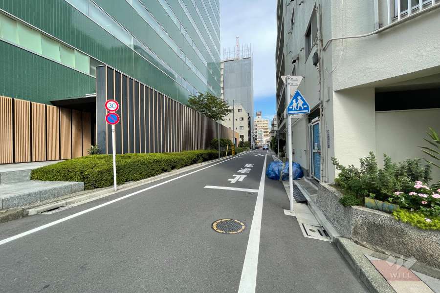 敷地西側の前面道路（南側から）