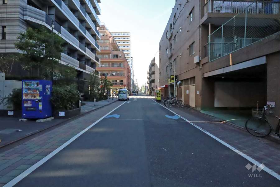 敷地南側の前面道路（東側から）