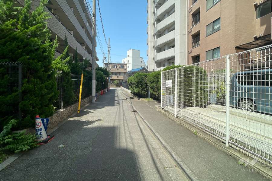 敷地西側の前面道路