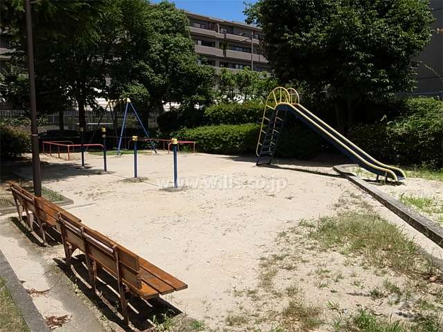道を挟んで東側にある小さな公園