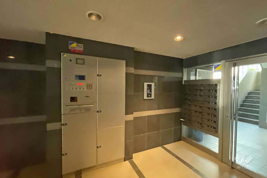 エントランスはオートロックと宅配ボックス付きです。