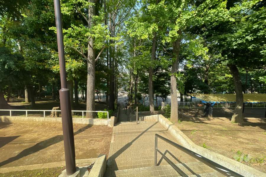 南西側に『馬込西公園』があります。