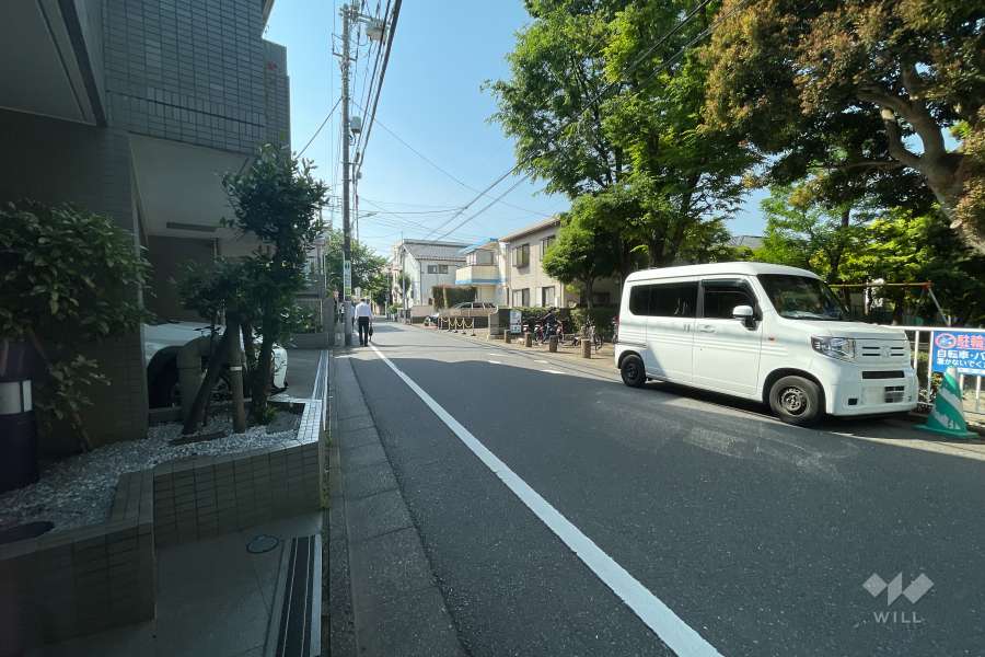 敷地南西側の前面道路（南東側から）