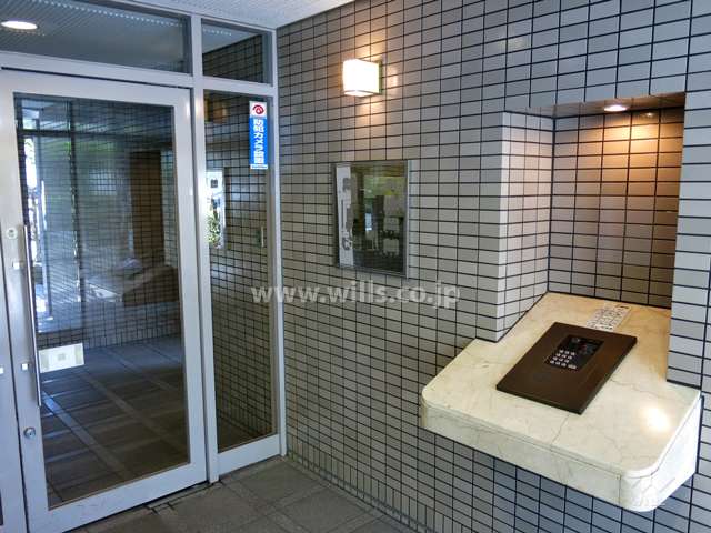 エントランスはオートロック付きです。