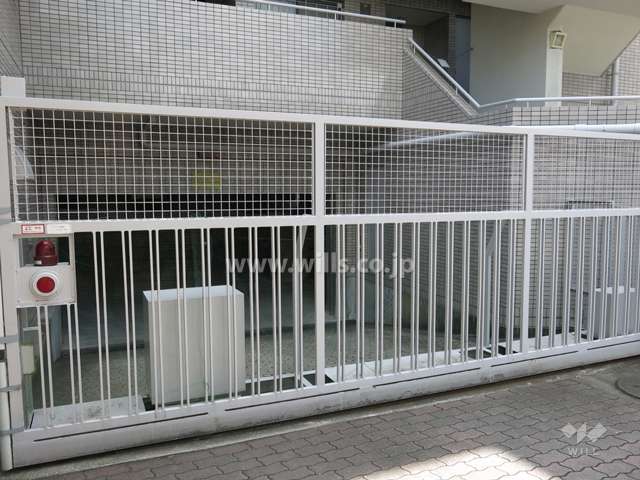 駐車場出入り口（ゲート付き）