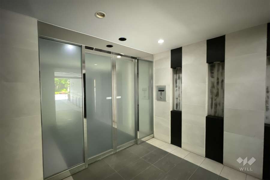 エントランスはオートロック付きです。　