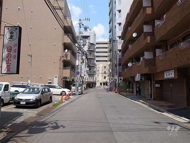 周辺は住宅の他、飲食店や店舗が多く立ち並ぶ商業地です。