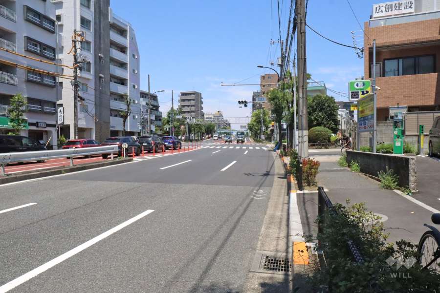 敷地東側の前面道路(南側から)