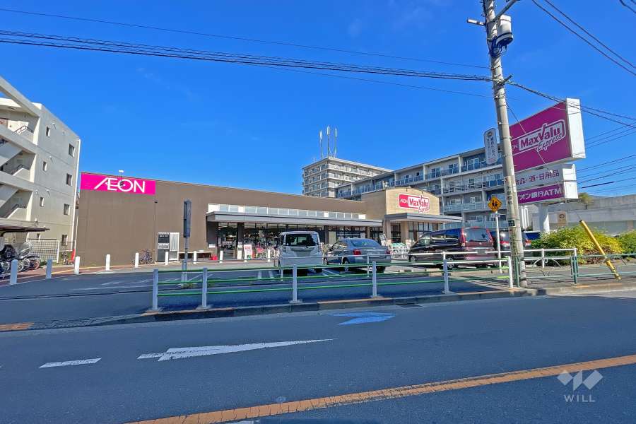 敷地前にはスーパーがあります。