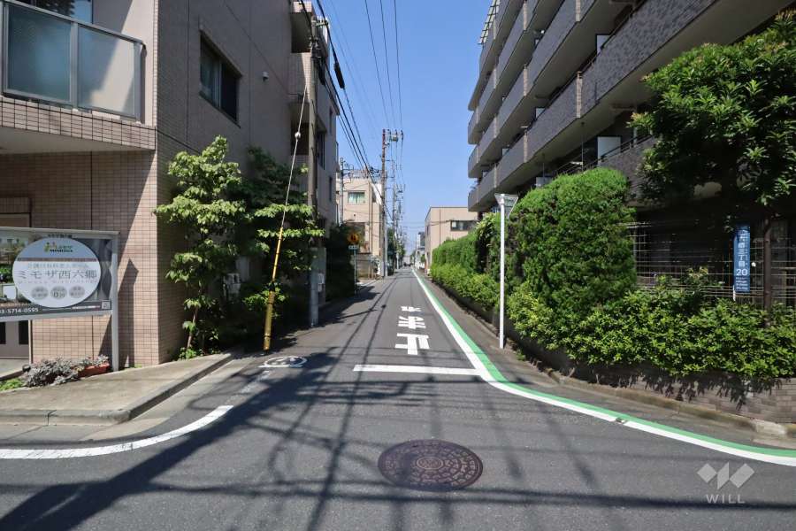 敷地南側の前面道路(東側から)