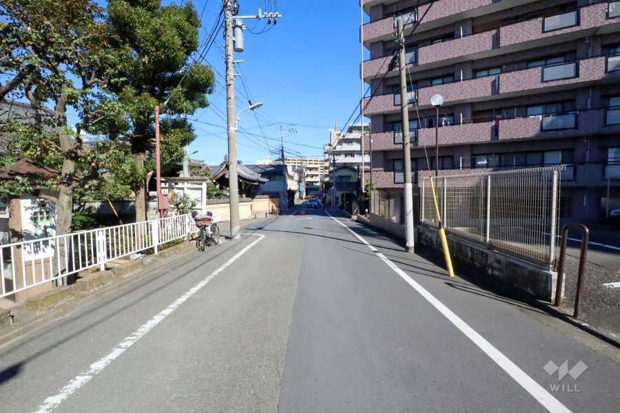 敷地北西側の前面道路(南西側から)