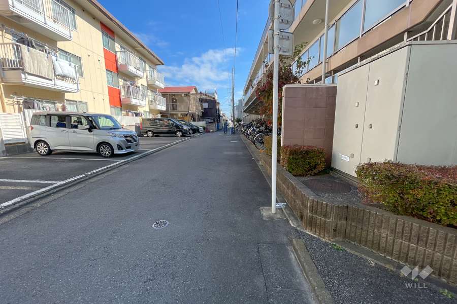 敷地北側の前面道路（西側から）