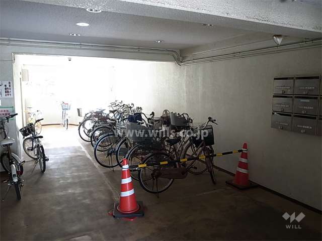 共用廊下と駐輪場