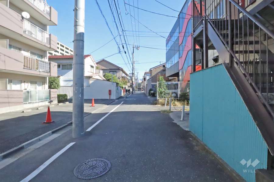 敷地南側の前面道路（西側から）