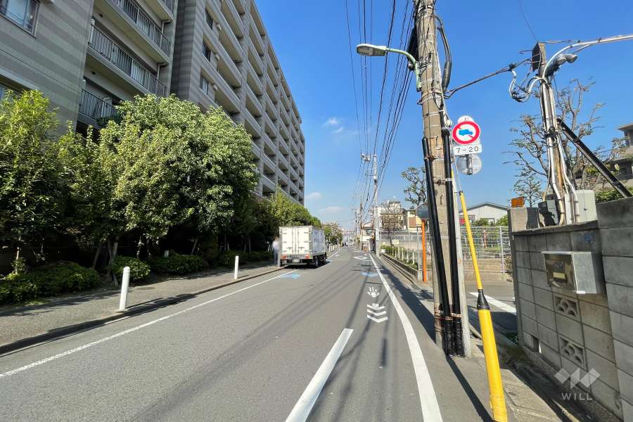敷地東側の前面道路（南側から）