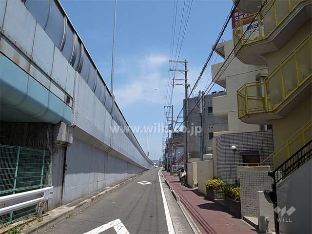 敷地北側には測道を挟んで国道171号線が走っています。