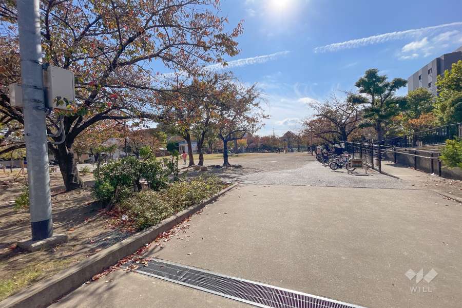 敷地に隣接する『西六郷三丁目公園』