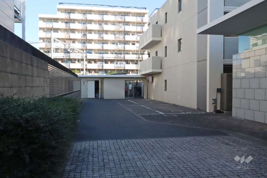 敷地内駐車場（屋外平面式）と駐輪場　