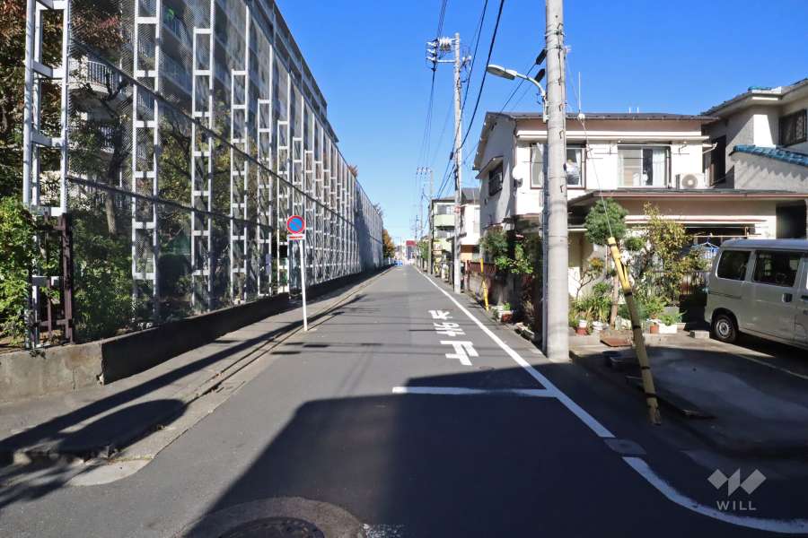 敷地東側の前面道路（南側から）